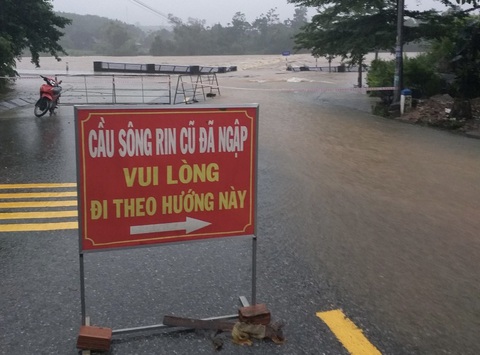 Mưa như trút, lũ ở Thừa Thiên Huế, Quảng Nam tiếp tục lên trong đêm nay - Ảnh 1. Cầu Sông Rin (Quảng Ngãi) bị ngập, chia cắt giao thông ngày 14-11 - Ảnh: T.T.T.