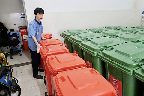 Nguy cơ "vỡ trận" phân loại rác - Ảnh 7. Phân loại rác sinh hoạt và rác tái chế tại một chung cư ở quận 4, TP.HCM - Ảnh: T.T.D.