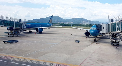 Hành khách tung tin có lựu đạn trong vali khiến chuyến bay đi TP.HCM chậm 50 phút- Ảnh 1. Hành khách tung tin có lựu đạn trong vali khiến chuyến bay từ Đà Nẵng tới TP.HCM cất cánh chậm 50 phút - Ảnh minh họa: TUẤN PHÙNG