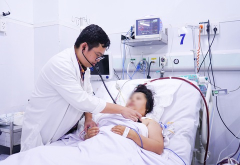 Cứu sống sản phụ sản giật tổn thương đa cơ quan, ngưng tim hai lần - Ảnh 1. Các bác sĩ đang thăm khám sản phụ bị sản giật ngưng tim hai lần - Ảnh: N.H.