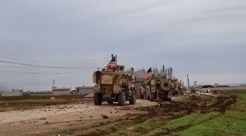Đoàn xe quân sự của Mỹ gần Qamishli, Syria, tháng 2-2020 - Ảnh: REUTERS Đoàn xe quân sự của Mỹ gần Qamishli, Syria, tháng 2-2020 - Ảnh: REUTERS