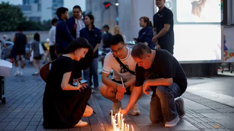 Những ngọn nến được đặt bên ngoài trung tâm mua sắm Siam Paragon sang trọng, nơi cảnh sát Thái Lan bắt giữ nghi phạm trong một vụ xả súng ở Bangkok, Thái Lan, vào ngày 4-10 - Ảnh: REUTERS Những ngọn nến được đặt bên ngoài trung tâm mua sắm Siam Paragon sang trọng, nơi cảnh sát Thái Lan bắt giữ nghi phạm trong một vụ xả súng ở Bangkok, Thái Lan, vào ngày 4-10 - Ảnh: REUTERS