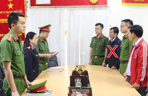 Khởi tố tổng giám đốc Công ty CP cao su Sơn La - Ảnh 1. Cơ quan cảnh sát điều tra Công an tỉnh Sơn La thi hành lệnh khởi tố vụ án, khởi tố bị can đối với ông Trương Minh Tuấn - Ảnh: Công an tỉnh Sơn La