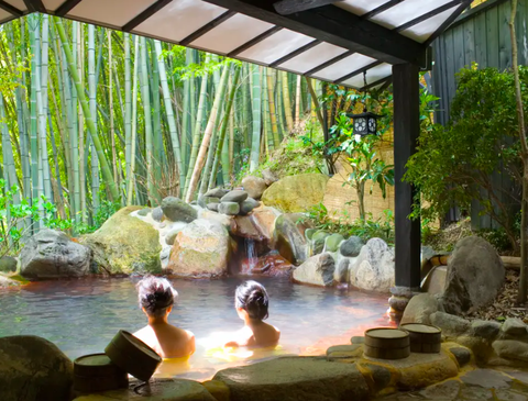 Bị cảnh sát Nhật bắt vì vào phòng tắm nữ, nam nghi phạm đáp: 'Tâm hồn tôi là nữ mà!' - Ảnh 2. Những người phụ nữ tắm trong khu nghỉ dưỡng suối nước nóng Yumotoso tại một trong những thị trấn suối nước nóng nổi tiếng của Nhật Bản - Ảnh: INSIDER/GETTY IMAGES