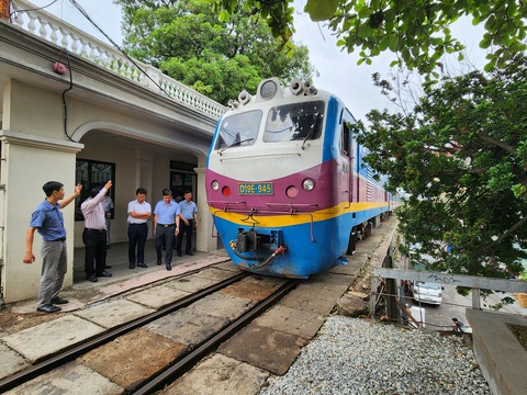 tàu vào đón khách tại ga Long Biên (Hà Nội) - Ảnh: TUẤN PHÙNG Tàu vào đón khách tại ga Long Biên, Hà Nội - Ảnh: TUẤN PHÙNG