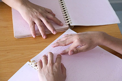 Người thầy, người anh, nhà tâm lý - Ảnh 2. Thầy Thanh chuyển ngữ sách nhạc từ sách giáo khoa sang sách chữ nổi cho học sinh