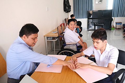 Người thầy, người anh, nhà tâm lý - Ảnh 1. Các em học sinh mò mẫm kiến thức mới trong âm nhạc