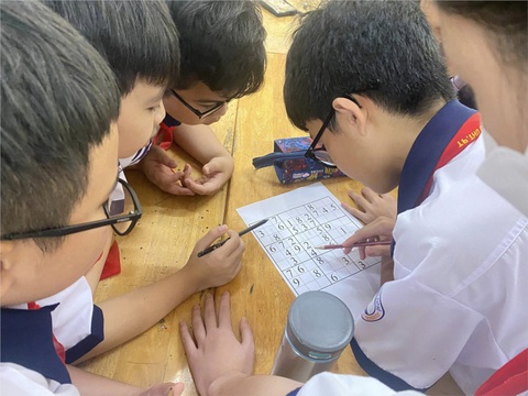 TP Thủ Đức thí điểm thực hiện trường học số Google- Ảnh 1. Học sinh Trường THCS Hoa Lư trong một hoạt động ngoại khóa. Đây là một trong 3 trường ở TP Thủ Đức thực hiện thí điểm trường học số Google - Ảnh: H.L.