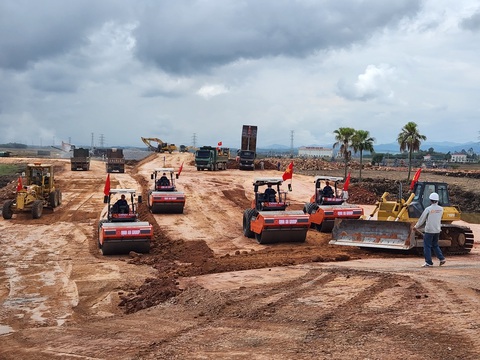 thi công đường cao tốc Bắc - Nam- Ảnh: TUẤN PHÙNG Thi công đường cao tốc Bắc - Nam - Ảnh: TUẤN PHÙNG