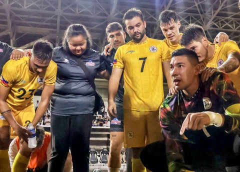 Philippines tìm cách kéo 10.000 cổ động viên áp đảo tuyển Việt Nam - Ảnh 1. Thủ môn Neil Etheridge đang lên dây cót tinh thần cho các đồng đội - Ảnh: PFF