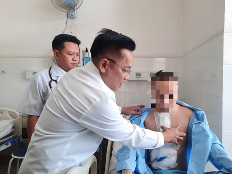 Đang ăn cơm người đàn ông bất ngờ bị đâm thủng tim, cơ hội sống còn 10% - Ảnh 1. Bệnh nhân T. bị đâm thủng tim đã qua cơn nguy kịch, đang được bác sĩ thăm khám - Ảnh: THU HIẾN