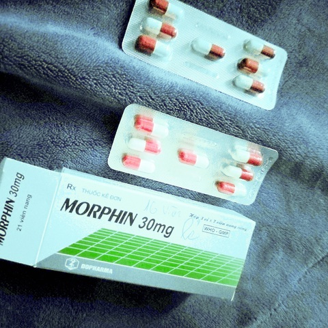 Bán morphin trái phép cho người ung thư giá 'cắt cổ' - Ảnh 2. Các loại morphin viên và dạng ống được nhiều tài khoản trên mạng xã hội rao bán cho người bệnh bị đội giá lên hàng chục lần - Ảnh: T.H chụp lại