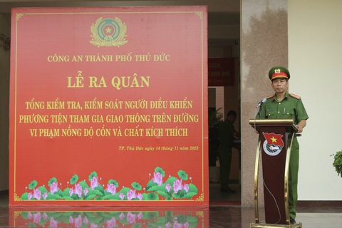 Công an TP Thủ Đức tăng cường xử lý nghiêm vi phạm nồng độ cồn - Ảnh 1. Thượng tá Tân Xuân Tiên - phó trưởng Công an TP Thủ Đức - phát biểu tại buổi ra quân - Ảnh: KHẮC HIẾU