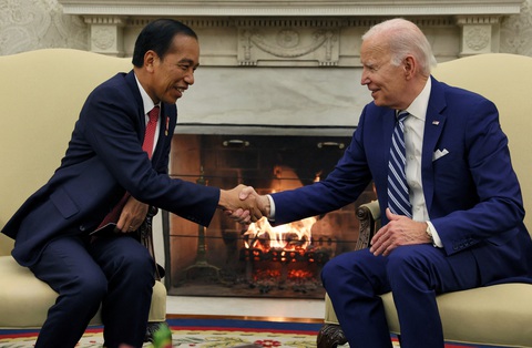 Mỹ và Indonesia nâng cấp quan hệ lên Đối tác chiến lược toàn diện - Ảnh 1. Tổng thống Indonesia Joko Widodo (trái) bắt tay với Tổng thống Mỹ Joe Biden trong cuộc gặp tại Nhà Trắng ở Washington D.C, Mỹ ngày 13-11 - Ảnh: REUTERS