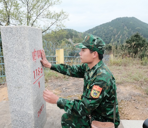 Thi trực tuyến tìm hiểu Luật Biên phòng Việt Nam - Ảnh 1. Cán bộ Đồn biên phòng Ba Sơn (Bộ đội biên phòng tỉnh Lạng Sơn) kiểm tra cột mốc biên giới Việt - Trung - Ảnh: HÀ THANH