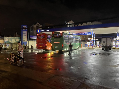 Nhiều nhà xe biến cây xăng thành nơi đón trả khách - Ảnh: LÊ PHAN Nhiều nhà xe biến cây xăng thành nơi đón trả khách - Ảnh: LÊ PHAN