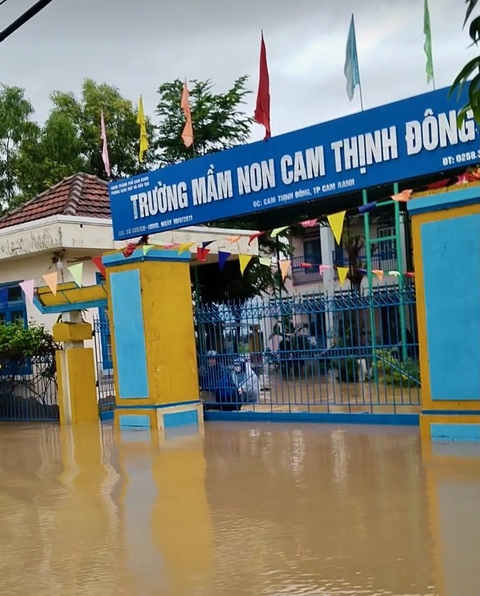 Khánh Hòa nhiều nơi ngập sâu sau mưa lớn, học sinh phải nghỉ học - Ảnh 5. Trường Tiểu học Cam Thịnh Đông (TP. Cam Ranh) ngập sâu trong nước - Ảnh: TRẦN HOÀI