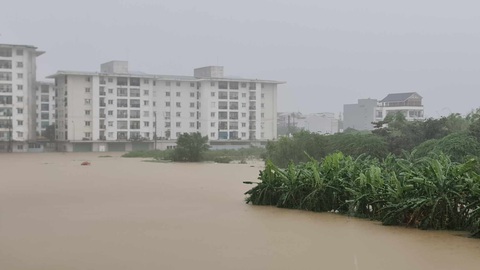 Miền Trung tiếp tục mưa to, lũ lụt ở Thừa Thiên Huế vẫn còn lên, nhiều nơi ngập gần 1m - Ảnh 1. Khu chung cư Aranya (TP Huế) ngập trong biển nước do mưa lớn - Ảnh: QUỲNH NGA