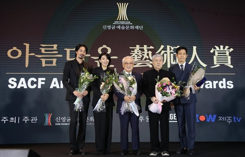 Jo In Sung quyên góp tiền thưởng cho trẻ em ở Tanzania - Ảnh 2. Jo In Sung tại lễ trao giải Beautiful Artist Awards lần thứ 13