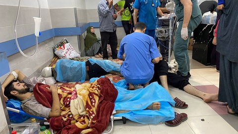 Hàng ngàn bệnh nhân, nhân viên y tế, dân thường đang mắc kẹt ở bệnh viện Al Shifa, phía bắc Dải Gaza - Ảnh: REUTERS Hàng ngàn bệnh nhân, nhân viên y tế, dân thường đang mắc kẹt ở Bệnh viện Al Shifa, phía bắc Dải Gaza, trong lúc giao tranh ác liệt giữa Israel và Hamas - Ảnh: REUTERS