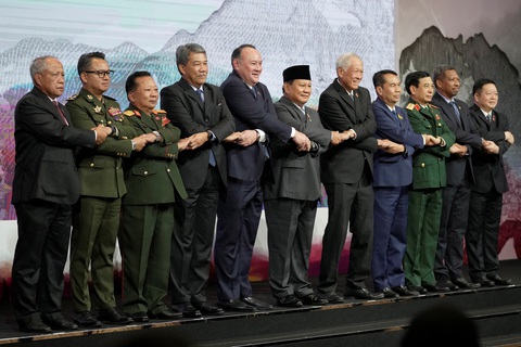 ASEAN kêu gọi chấm dứt bạo lực ở Myanmar và ngừng bắn ở Gaza - Ảnh 1. Bộ trưởng quốc phòng các nước thành viên ASEAN tham dự hội nghị tại Jakarta, Indonesia ngày 15-11 - Ảnh: REUTERS