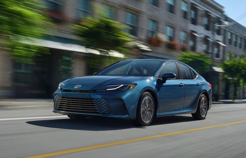 Toyota Camry đời mới chính thức chào sân - Ảnh 2. Đầu xe Camry mới nhất pha trộn thiết kế Crown và Prius - hai mẫu xe đều được đánh giá rất cao về ngoại thất - Ảnh: Toyota