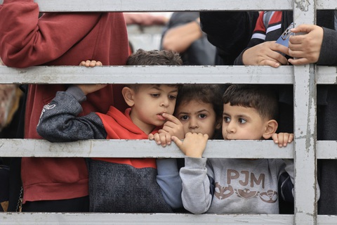 Những đứa trẻ Palestine theo gia đi chạy khỏi thành phố Gaza để tránh chiến sự - Ảnh: AFP Những đứa trẻ Palestine theo gia đình chạy khỏi thành phố Gaza để tránh chiến sự - Ảnh: AFP