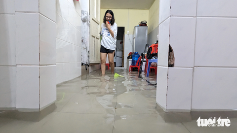 Huế mưa lớn suốt đêm, nhiều nơi ngập lụt nặng - Ảnh 1. Nhiều nơi ở TP Huế ngập sâu do mưa lớn - Ảnh: NHẬT LINH