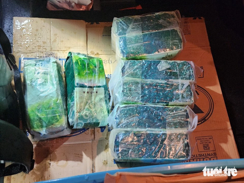 Truy đuổi 5km, thu giữ 10kg nghi ma túy đá - Ảnh 1. Các gói nghi ma túy đá do Trạm cảnh sát giao thông Đakrông thu giữ - Ảnh: HOÀI HƯƠNG