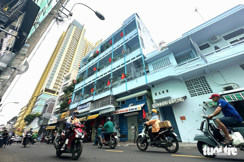 Quận 5 'thay áo mới' nhiều chung cư cũ trước năm 1975 - Ảnh 2. Chung cư 38 Học Lạc được sơn sửa khang trang, không còn vẻ cũ kỹ như trước đây