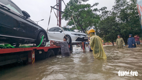 Huế lụt lớn, đường thành sông, xe cộ ngập chết máy la liệt- Ảnh 2. Xe cộ chết máy phải nhờ xe cứu hộ đến cẩu đi nơi khác