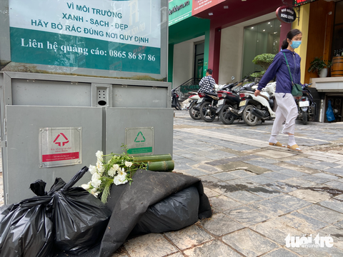 Vì sao ‘thùng rác công nghệ’ ở Hà Nội chưa phát huy hiệu quả? - Ảnh 7. Dường như dòng chữ "Vì môi trường xanh - sạch - đẹp hãy bỏ rác đúng nơi quy định" không mấy người để ý