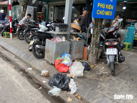 Vì sao ‘thùng rác công nghệ’ ở Hà Nội chưa phát huy hiệu quả? - Ảnh 6. Trước một quán phở