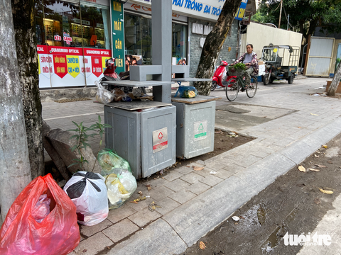 Vì sao ‘thùng rác công nghệ’ ở Hà Nội chưa phát huy hiệu quả? - Ảnh 4. Theo phản ánh của người dân ở đường Văn Cao, thùng rác còn bị đổ trộm cả phân động vật