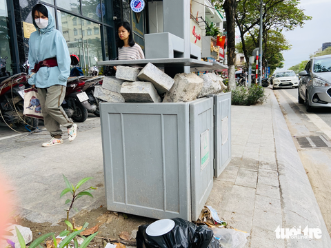 'Thùng rác công nghệ’ ở Hà Nội chưa phát huy hiệu quả, vì sao? - Ảnh 2. Bỏ cả gạch đá vào thùng rác công nghệ
