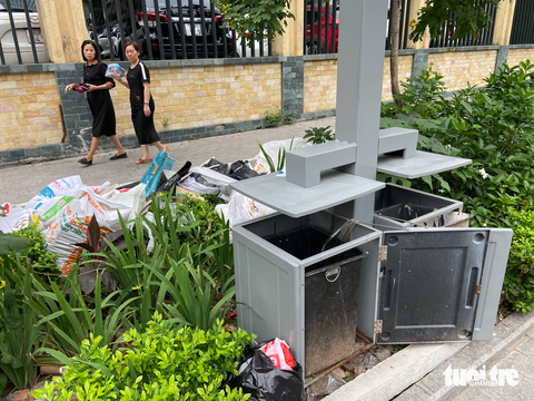 Vì sao ‘thùng rác công nghệ’ ở Hà Nội chưa phát huy hiệu quả? - Ảnh 1. Cạnh thùng rác công nghệ thành nơi đổ trộm rác thải sinh hoạt, phế thải xây dựng