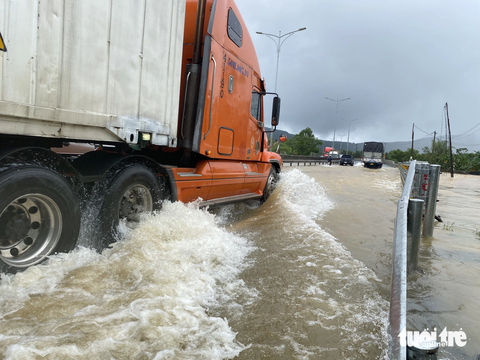 Nước lũ tràn lênh láng ngập quốc lộ 1, đoạn qua Huế- Ảnh 1. Nước lũ tràn ngập quốc lộ 1 qua xã Lộc Trì, huyện Phú Lộc
