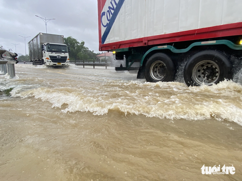Nước lũ tràn lênh láng ngập quốc lộ 1, đoạn qua Huế- Ảnh 6. Nước lũ cuồn cuộn trên quốc lộ 1