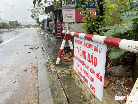 Nước lũ tràn lênh láng ngập quốc lộ 1, đoạn qua Huế- Ảnh 9. Khu quản lý đường bộ II cử nhân viên túc trực, sẵn sàng biển báo để đặt ở đường nếu nước lũ ngập quá sâu trên quốc lộ 1