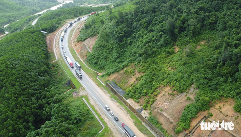 Flycam cảnh cao tốc La Sơn - Túy Loan sạt lở nặng, xe xếp hàng dài chờ đi - Ảnh 4. Hàng dài xe hướng Đà Nẵng đi Huế