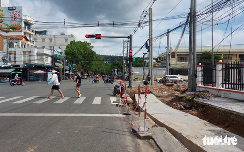 Đường Trần Hưng Đạo ở Phú Quốc chưa lắp đèn đường: Lãnh đạo địa phương nói gì? - Ảnh 2. Đoạn đầu ngã 5 chợ đêm Phú Quốc (nút giao đường Trần Hưng Đạo với đường 30 Tháng 4), địa phương cố gắng hoàn thành hệ thống thoát nước để sớm hoàn thiện lắp đặt đèn đường Trần Hưng Đạo dự kiến trước Tết dương lịch 2024 - Ảnh: CHÍ CÔNG