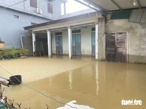 Nước lũ từ thượng nguồn Bạch Mã đổ về rạng sáng, dân không kịp trở tay - Ảnh 5. Nhà dân ngập sâu trong lũ - Ảnh: LÊ TRUNG