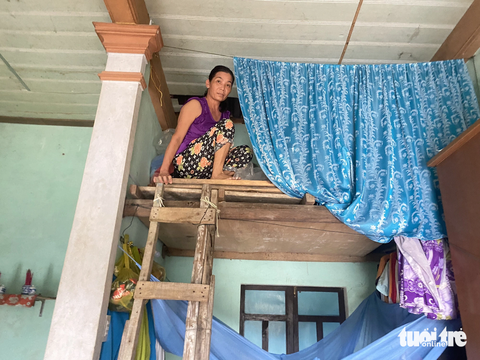Nước lũ từ thượng nguồn Bạch Mã đổ về rạng sáng, dân không kịp trở tay - Ảnh 6. Nước lũ đổ về đột ngột lúc rạng sáng, cả gia đình ông Khang phải lên gác cao trú ngụ - Ảnh: LÊ TRUNG