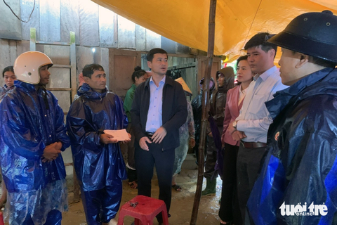 Mở rộng tìm kiếm vợ chồng mất tích ra lòng hồ thủy lợi- Ảnh 1. Ông Trần Bình Thuận - chủ tịch UBND huyện Hướng Hóa (giữa) - chia sẻ với thân nhân người mất tích - Ảnh: QUANG HÀ