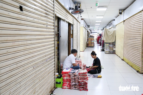 Chợ truyền thống TP.HCM: hàng loạt sạp bị đóng, tiểu thương trĩu nặng lo âu - Ảnh 1. Hàng loạt tiểu thương ở chợ An Đông (quận 5, TP.HCM) đóng cửa, bỏ sạp