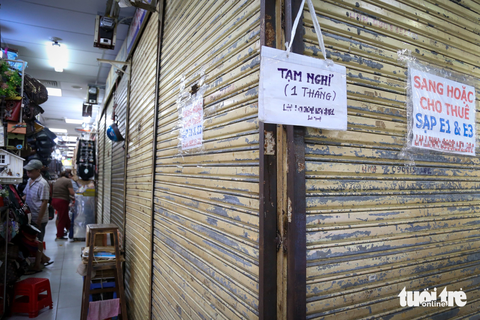Chợ truyền thống TP.HCM vào mùa mua sắm: hàng loạt sạp bị đóng, tiểu thương trĩu nặng lo âu - Ảnh 4. Một sạp hàng ở chợ An Đông ban đầu tạm nghỉ, sau đó phải treo bảng cho thuê vì không duy trì được doanh số bán hàng