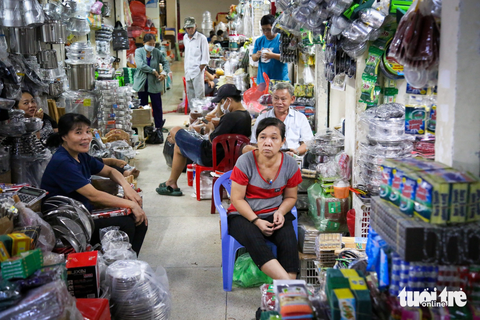 Chợ truyền thống TP.HCM vào mùa mua sắm: hàng loạt sạp bị đóng, tiểu thương trĩu nặng lo âu - Ảnh 6. Tiểu thương chợ Bình Tây (quận 6) cho biết chưa lúc nào buôn bán ế ẩm như hiện nay, mong được giảm các chi phí mặt bằng thuê sạp để có thể gồng gánh vượt qua giai đoạn kinh tế khó khăn