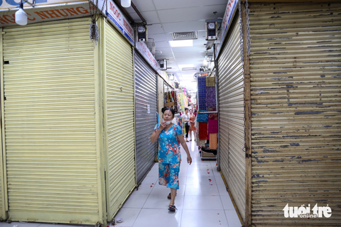 Chợ truyền thống TP.HCM vào mùa mua sắm: hàng loạt sạp bị đóng, tiểu thương trĩu nặng lo âu - Ảnh 11. Hàng loạt sạp hàng cửa đóng then cài, khung cảnh vắng lặng. Không biết bao giờ chợ mới nhộn nhịp lại như trước đây