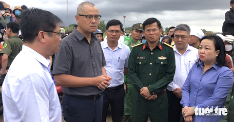 Bí thư Tỉnh ủy Phú Yên Phạm Đại Dương (thứ hai từ trái sang) có mặt tại hiện trường 4 em học sinh đuối nước, mất tích để chỉ đạo công tác cứu nạn cứu hộ - Ảnh: NGUYỄN HOÀNG Bí thư Tỉnh ủy Phú Yên Phạm Đại Dương (thứ hai từ trái sang) có mặt tại hiện trường nơi 4 em học sinh đuối nước, mất tích để chỉ đạo công tác cứu nạn cứu hộ - Ảnh: NGUYỄN HOÀNG