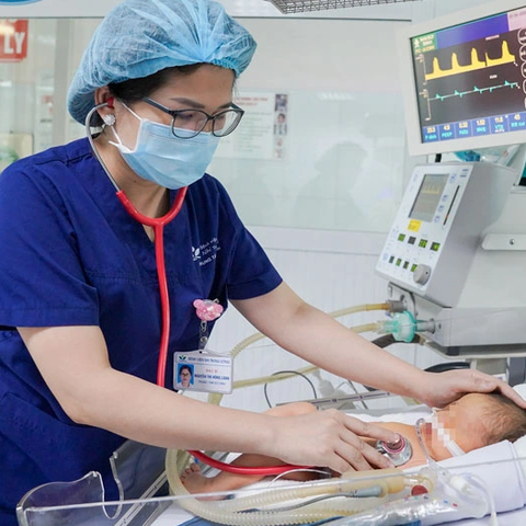 Tin tức sáng 16-11: Cảnh báo chọn giờ sinh đẹp trẻ gặp nguy hiểm; Xuất khẩu Mỹ thu 79 tỉ đô la - Ảnh 1. Trẻ suy hô hấp sau sinh mổ chủ động đang được điều trị tích cực lại Trung tâm Sơ sinh - Bệnh viện Nhi trung ương - Ảnh: BVCC